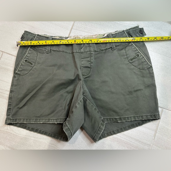 Old Navy Maternity Olive Green Women's Shorts, size 8 - Picture 2 of 6